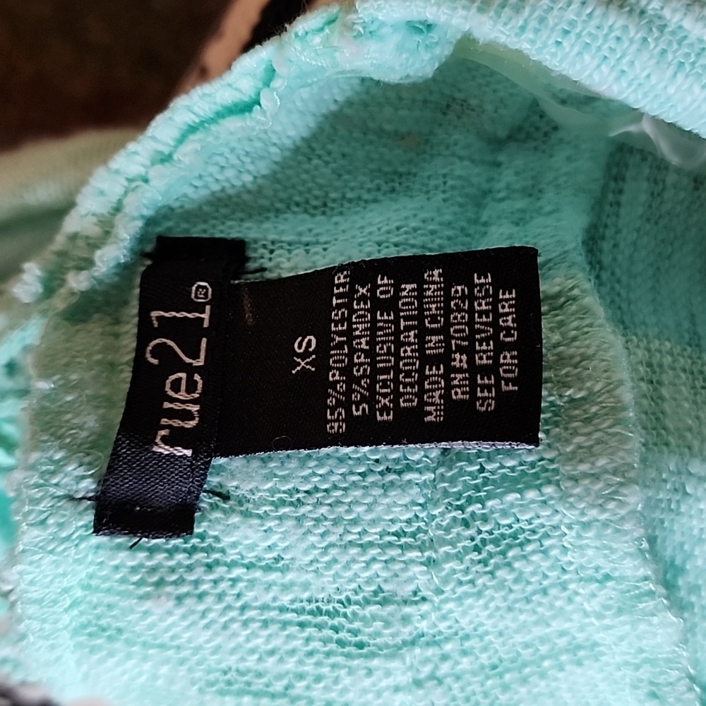 Rue21 Crossback - Picture 4 of 4